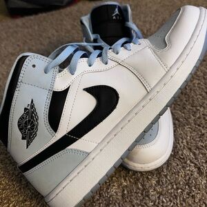 Jordan 1 Mid SE “White Ice Blue” 2023.